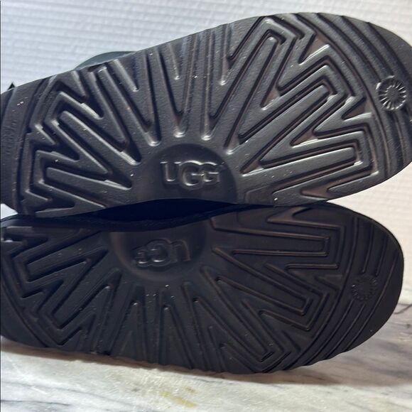 UGG Black Ankle Boots with Suede Finish pre-owned size: 6 - Picture 7 of 7